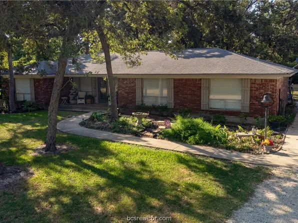 35 Golf Club Dr, Hilltop Lakes, TX 77871