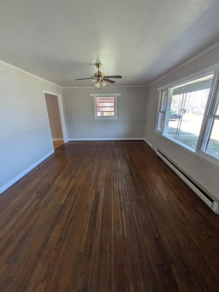 3 bed, 1.5 bath, $995 — Photo 2