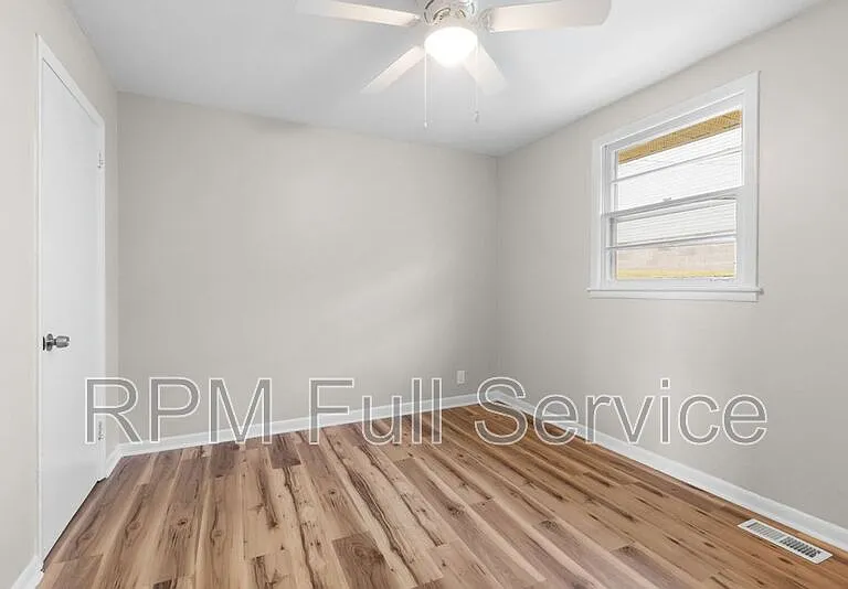 895 W Sharpe Ave #B — Photo 13