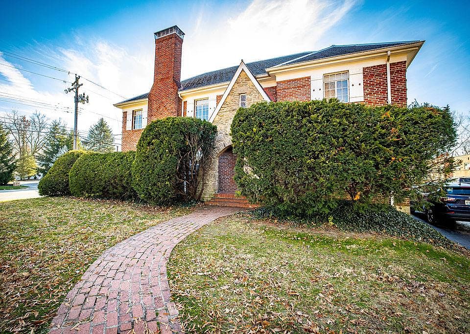 Beautiful home on picturesque Eileen Drive