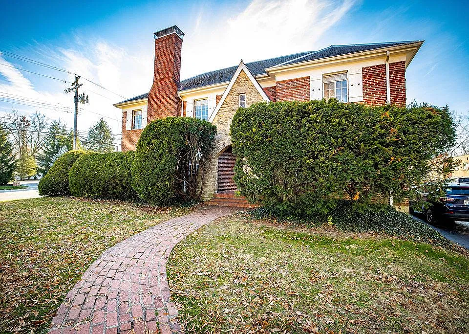 3805 Eileen Dr