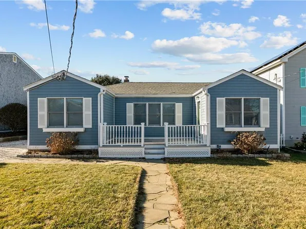 98 Foxboro Ave, Portsmouth, RI 02871