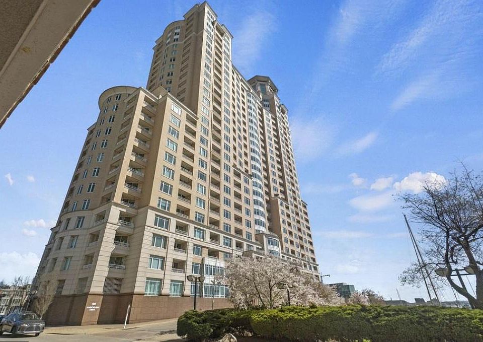 1st image of 100 Harborview Dr Unit 906
