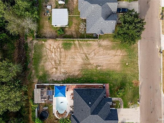 3rd image of 2902 E Pauline Ln