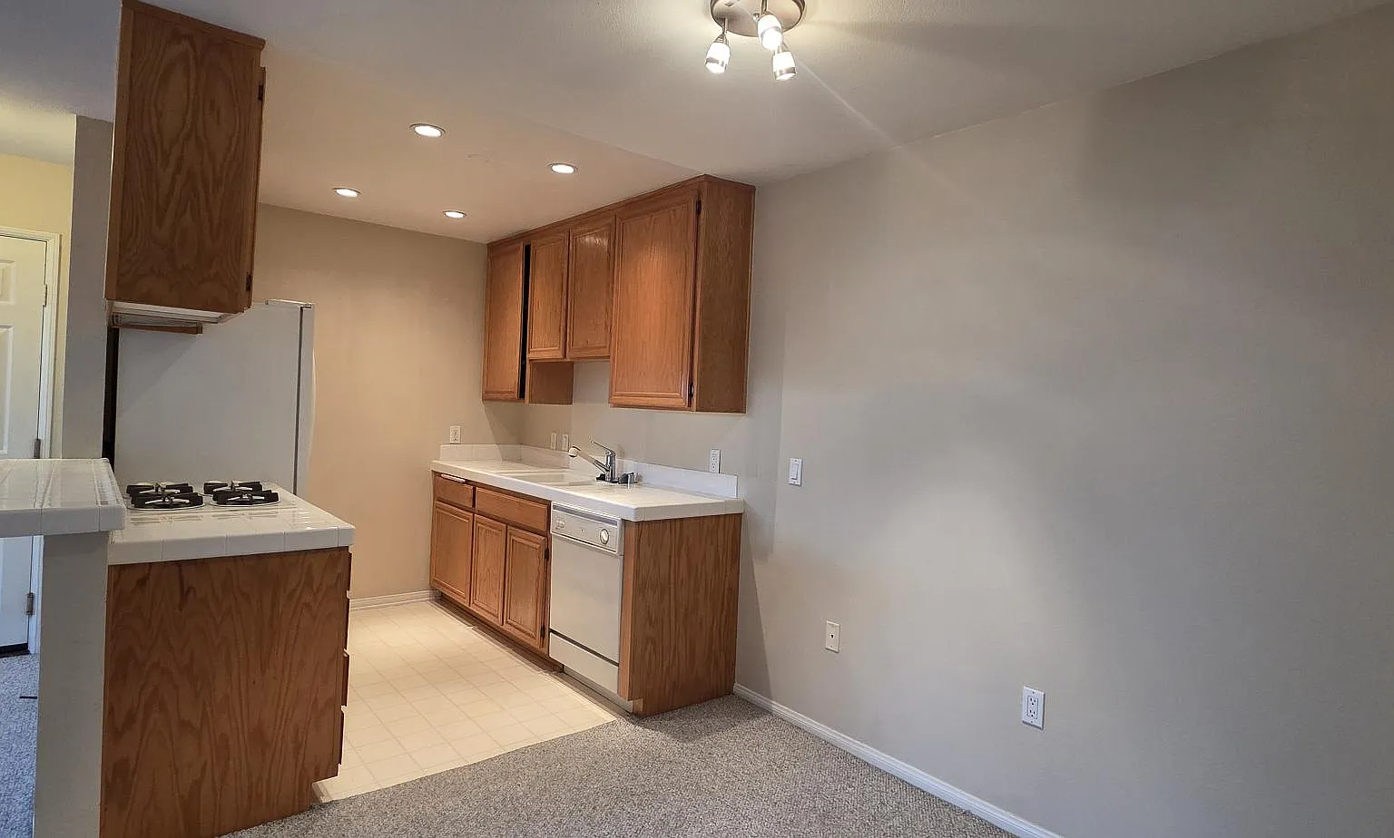 1 bed, 698 sqft, $2,450 — Photo 3