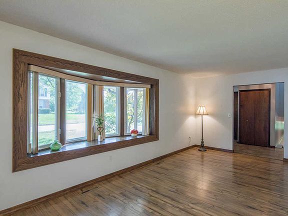 3rd image of 275 Caro Ln