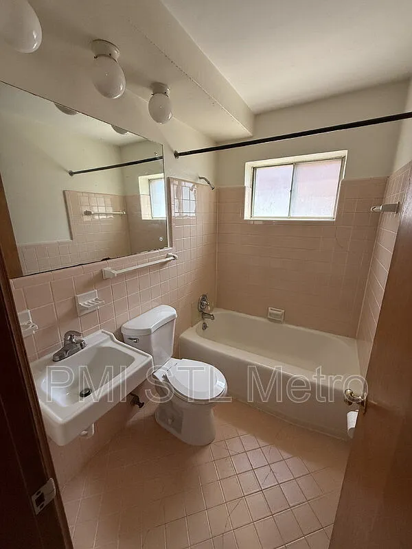4838 S Broadway St — Photo 4