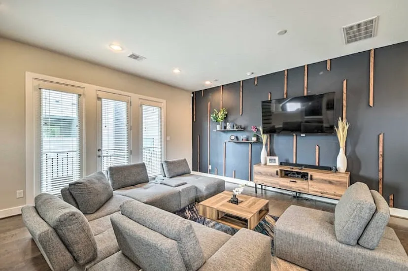 3 bed, 3.5 bath, 2900 sqft, $3,250 — Photo 2