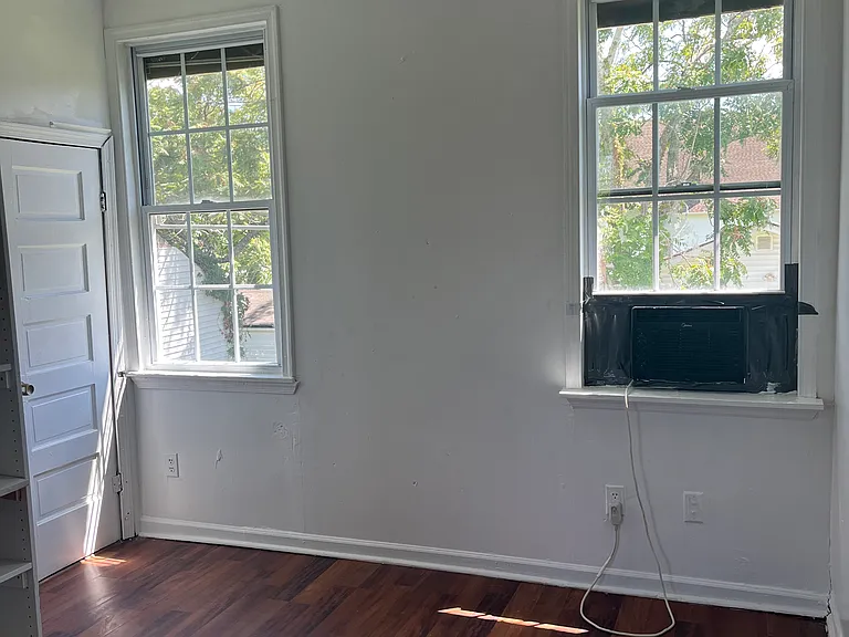 2401 Oak St — Photo 9
