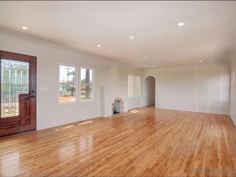 4388 Middlesex Dr — Photo 2