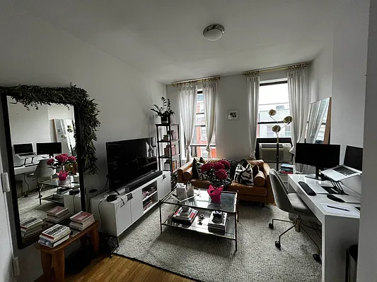 Rented by Salon Realty Corp | media 7