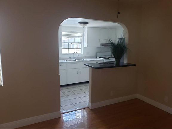 4th image of 11611 Archwood St #A