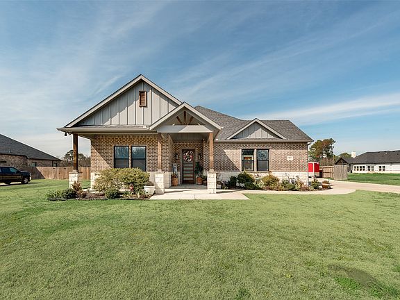 4th image of 327 Lovers Ln