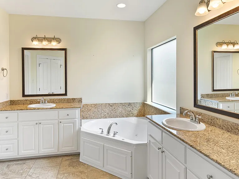 7945 Seville Ct — Photo 7