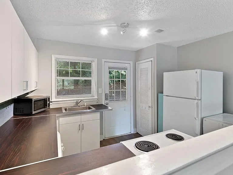 326 Mathews Ave #B — Photo 6