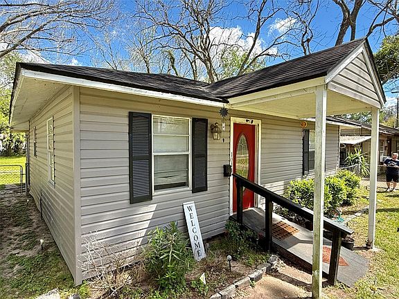 3rd image of 1014 N Arcola St