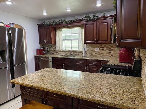 3rd image of 105 Blue Heron Ln