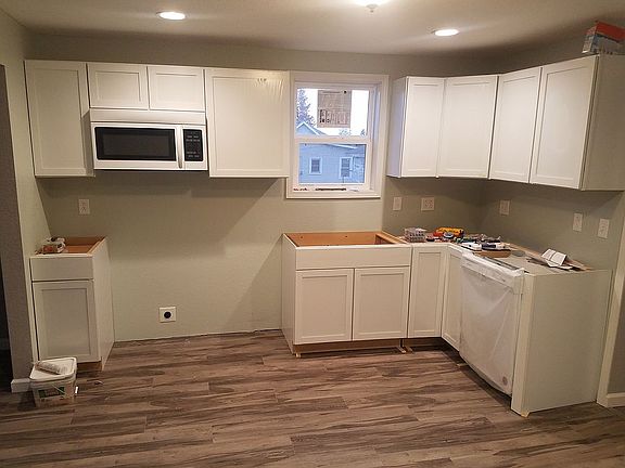 Kitchen, waiting on 1 countetops