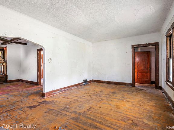 5th image of 195 Eason St