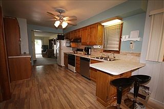 3rd image of 927 Lakeview Dr