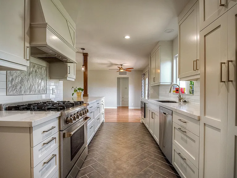1526 W Windsor Ave — Photo 35