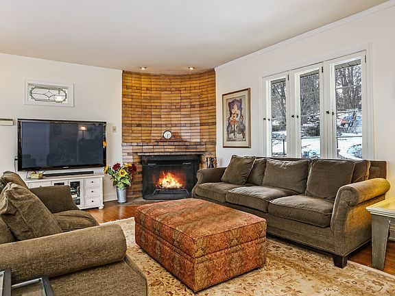 2nd image of 94 Inningwood Pl