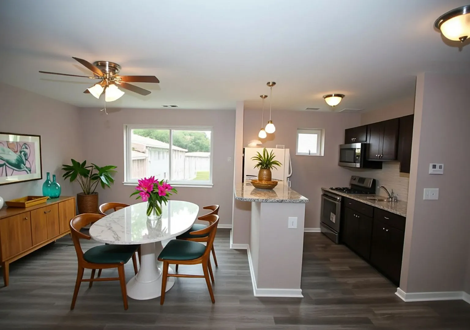 Beautiful 2 BD Near The Alameda — Photo 1