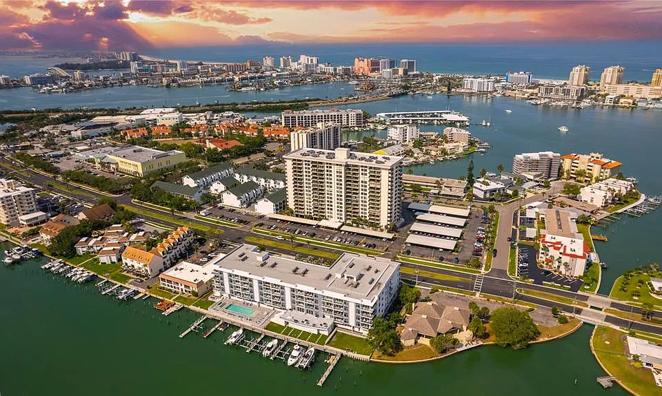 400 Island Way #212