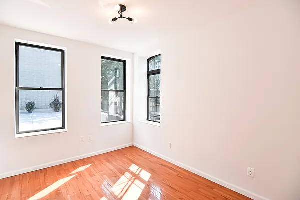 Rented by The Agency | media 18