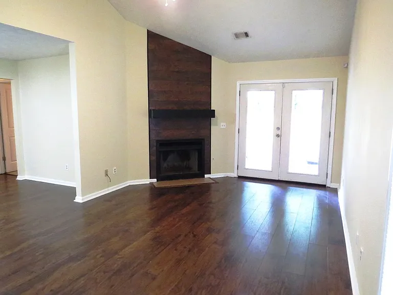 879 Arlington Dr — Photo 3
