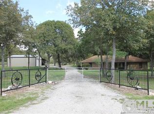 205 Oak Grv, La Vernia, TX 78121