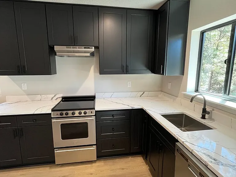 831 S Oak St — Photo 5