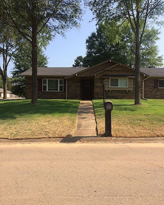1st image of 1106 W 18th Ter