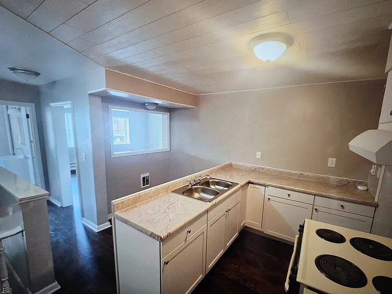 300-302 Curtin St #302B — Photo 4