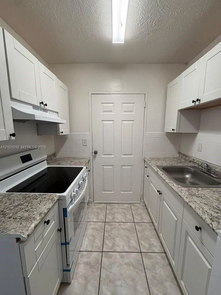 2 bed, 1.0 bath, 1100 sqft, $1,650 — Photo 3