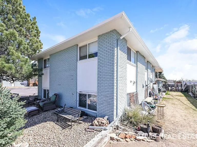 910 Bishop Ct #B — Photo 16
