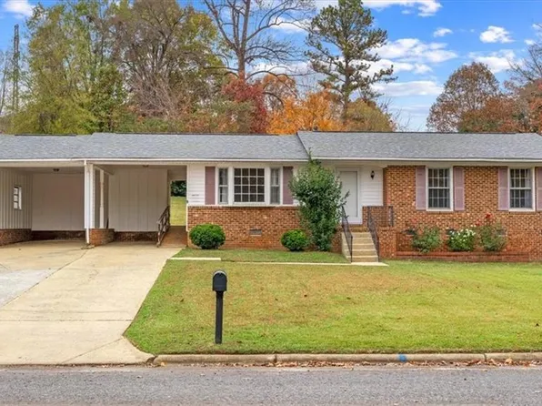 4220 Chateau Dr, Greensboro, NC 27407