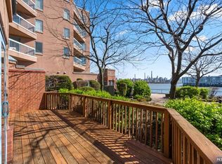 101 Rutledge Ct, Edgewater, NJ 07020