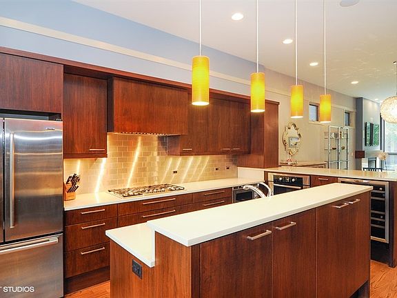 3rd image of 1736 W Le Moyne St #1
