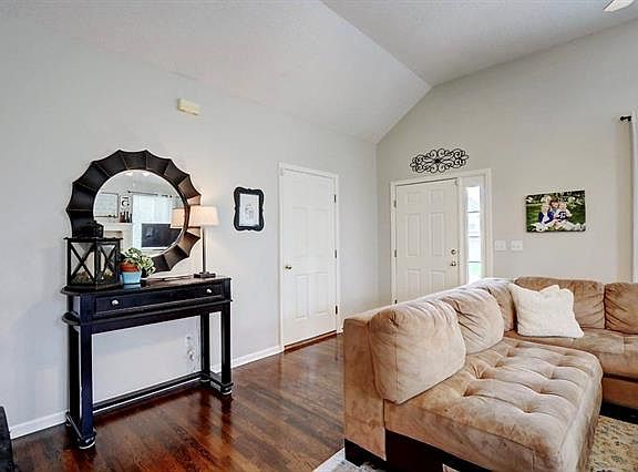 4th image of 2604 NE Horseshoe Dr
