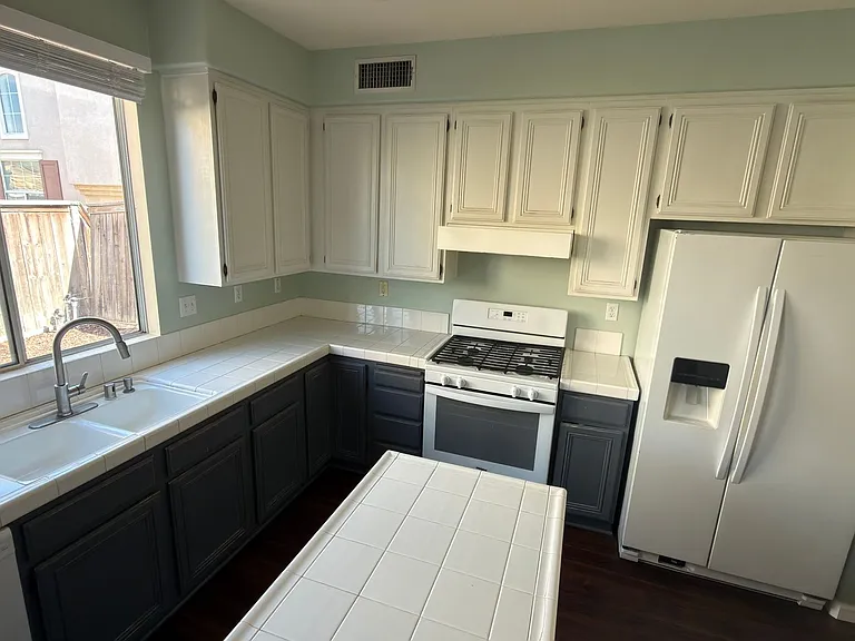 205 Venetia Way — Photo 7