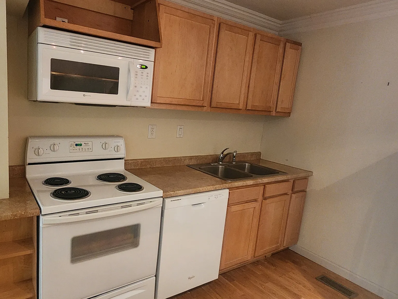 3 bed, 2.5 bath, 1824 sqft, $2,000 — Photo 3