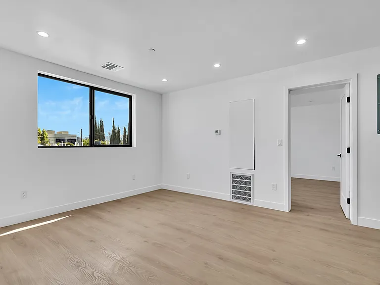 1119 N Avenue 56 #1/2 — Photo 3