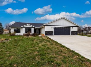 210 Maple Ridge Dr, Henderson, MN 56044