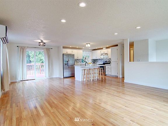 5th image of 3907 167th St NW