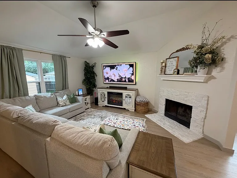 821 Beaver Creek Dr — Photo 2