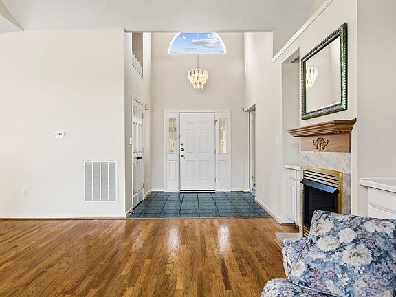 4th image of 2443 Glen Dr.