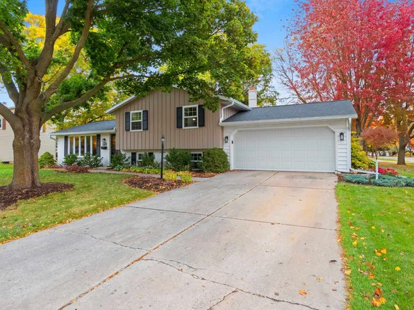 624 Voelker St, De Pere, WI 54115