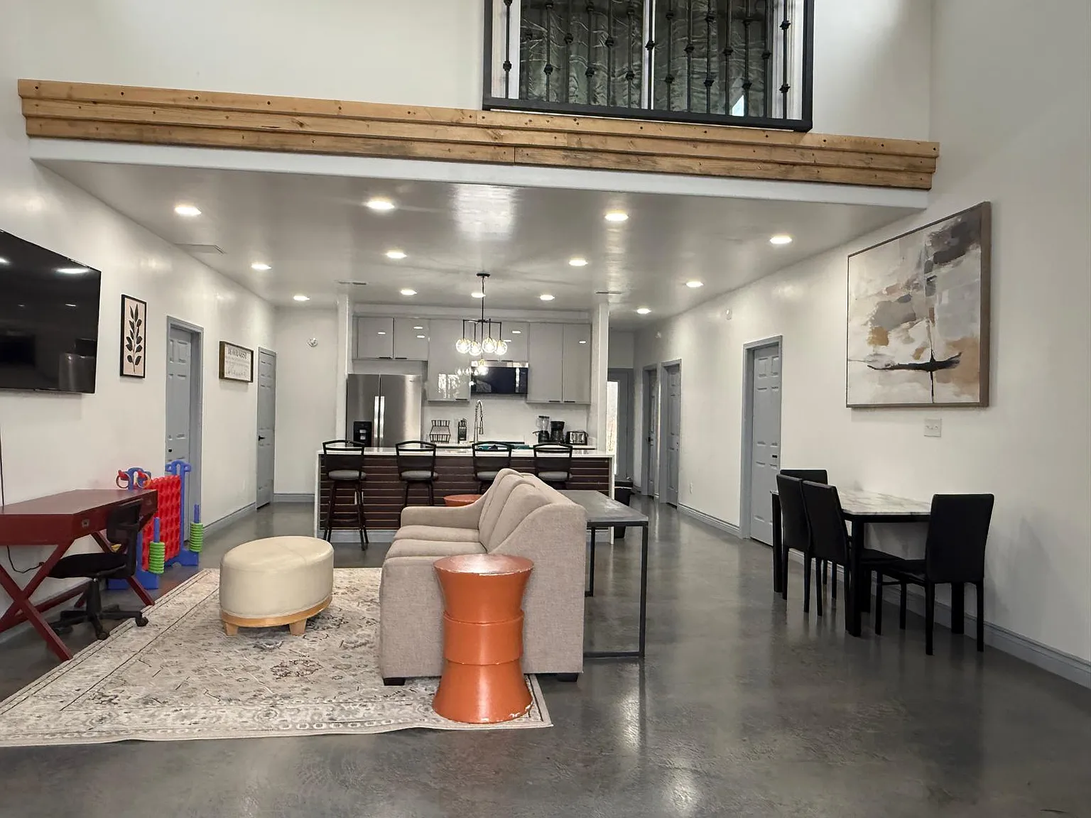 7 bed, 3980 sqft, $8,495 — Photo 2