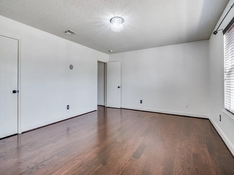 8605 Treasure Cv — Photo 23